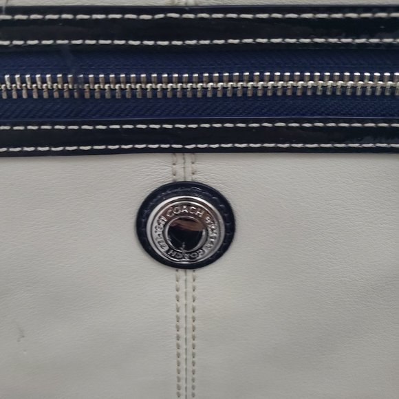 RARE**Coach bone with navy trim leather Laura handbag. - Picture 4 of 8